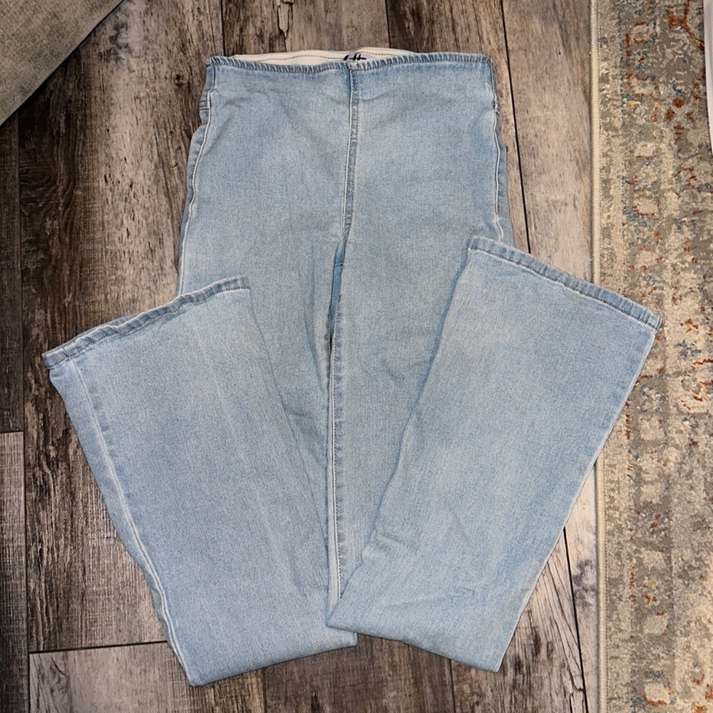 Like new worn a few times ; smoke free home